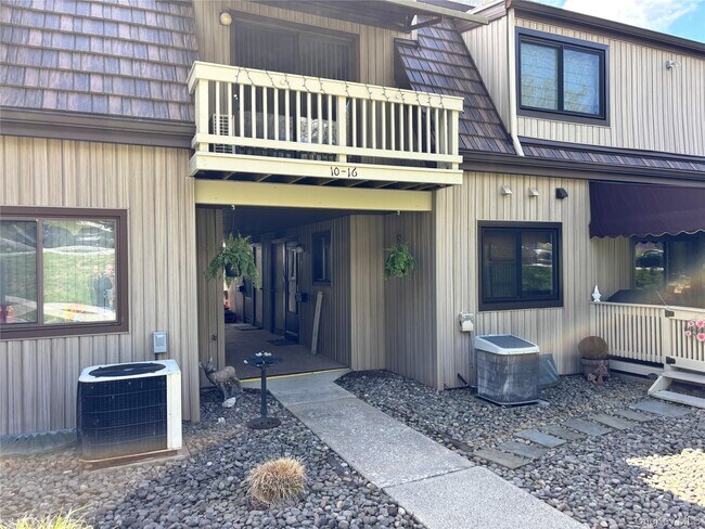 Building Photo - 10 Sycamore Dr