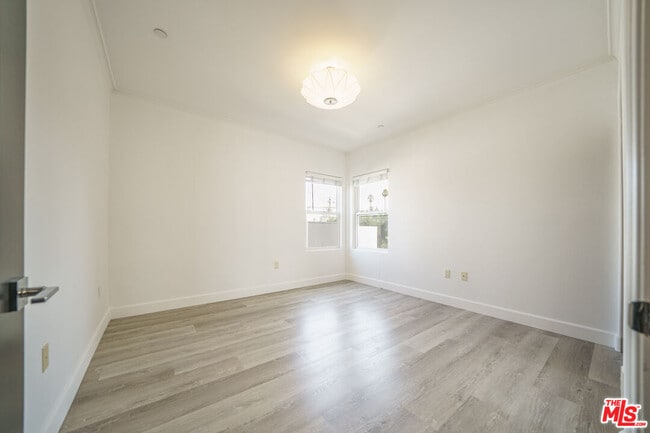 Building Photo - 970 S St Andrews Pl
