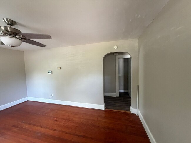 Building Photo - 2 Bed 1 Bath Home