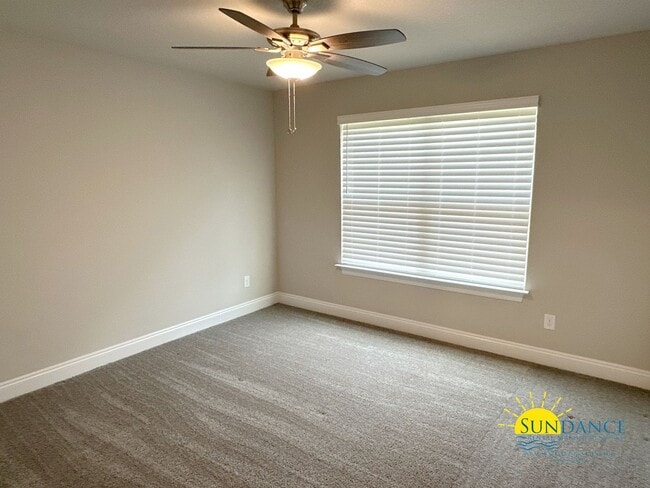 Building Photo - 5 Bedroom like new BEAUTIFUL Navarre home, call today!