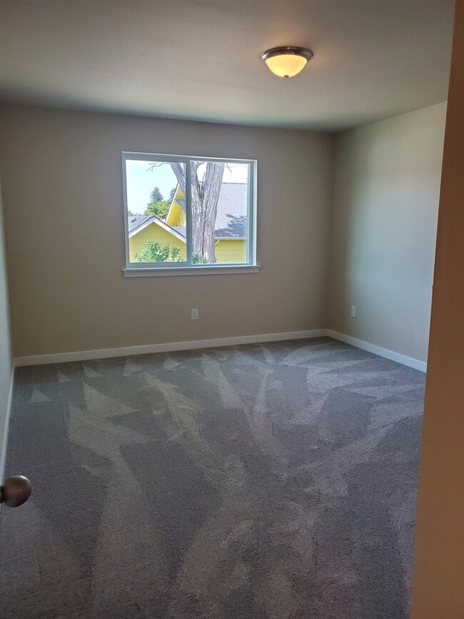 Building Photo - 1917 Ahlers Ave