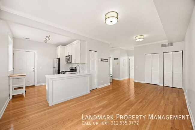 Building Photo - 534 W Belmont Ave