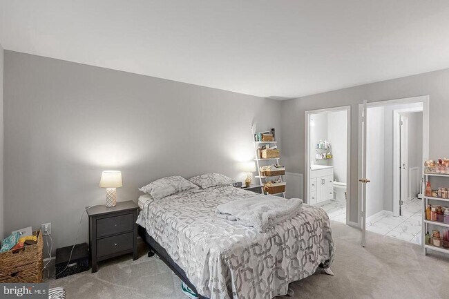 Building Photo - 23A W Bluebell Ln