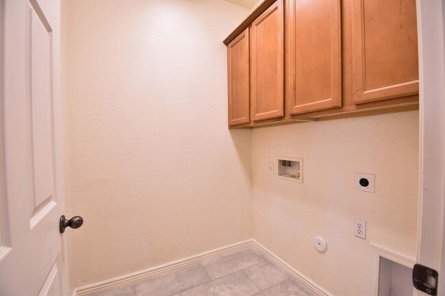 Building Photo - 21017 W Glen St