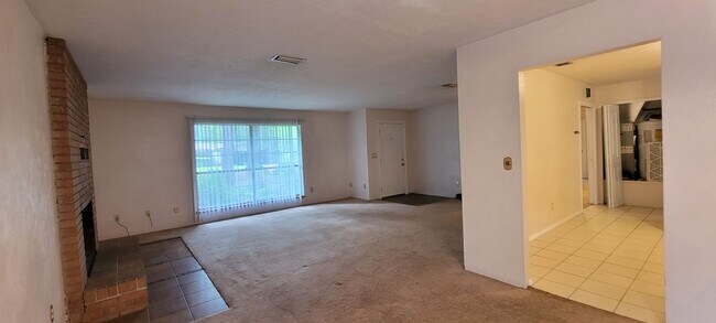 Building Photo - 3 Bedroom/ 2 Bath home in Black Acres(Close to UF)