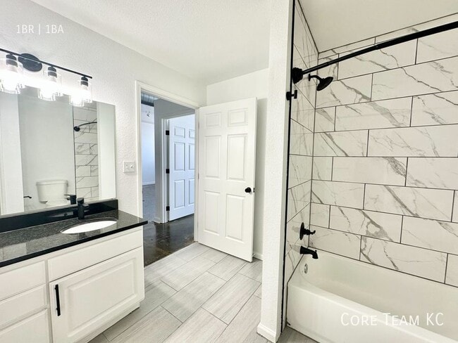 Building Photo - 320 W 7th St