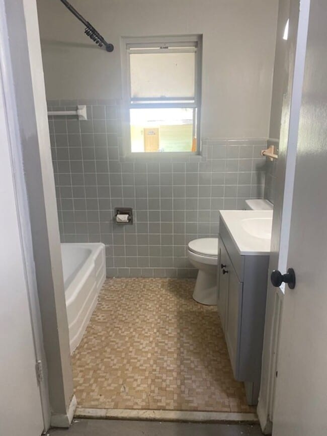 Building Photo - 3 Bed 1 Bath Home | Pet Friendly | Large F...