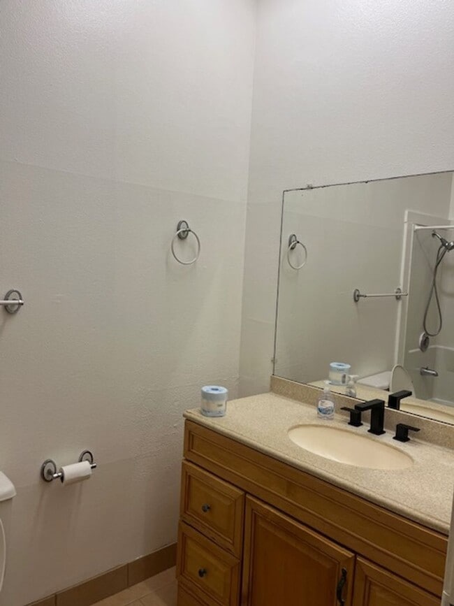 Building Photo - Orchid Manor Studio - Lease Pending