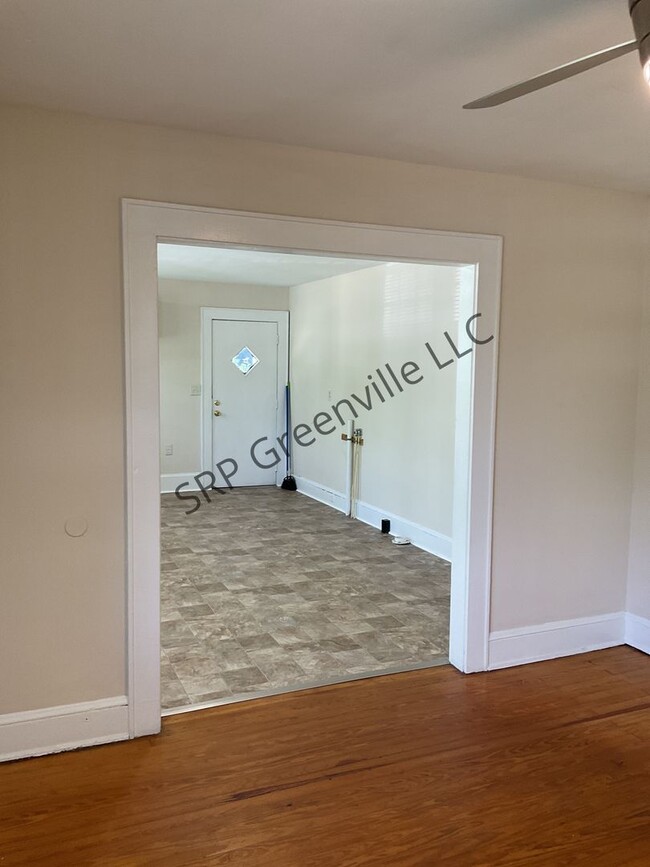 Building Photo - Newly Renovated 2 Bed 1 Bath Single Family...