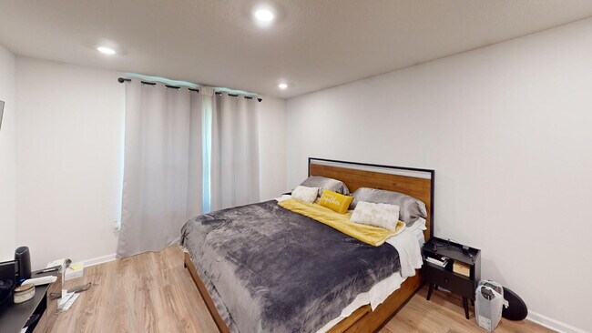 Building Photo - Modern Comfort Meets Flexibility in West P...