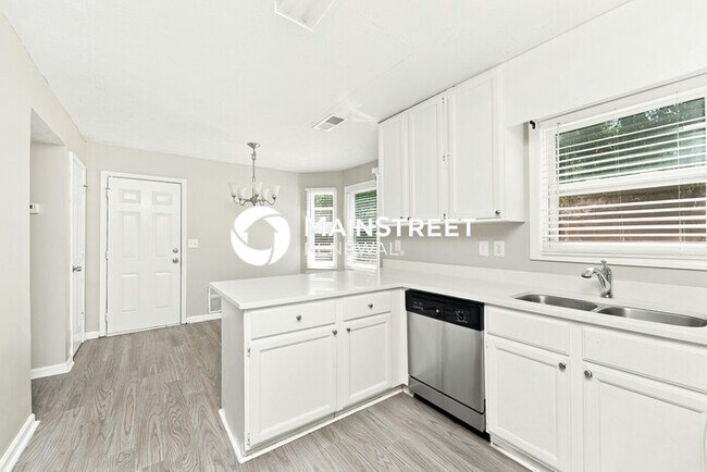 Building Photo - 3 Bedroom Pet-Friendly Home in Stone Mountain, GA with Main Street Renewal