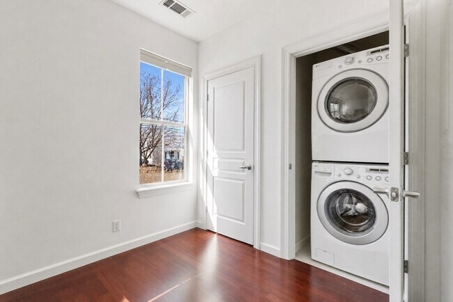 Building Photo - 4 Repton Cir