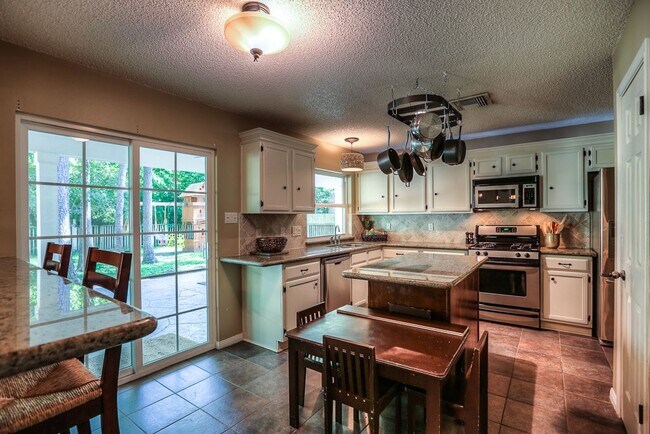 Building Photo - 24 Edgewood Forest Ct