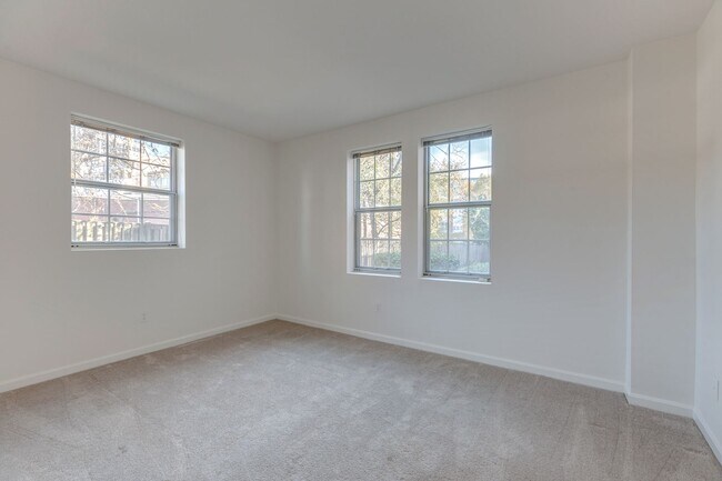 Building Photo - 1733 N Queens Ln