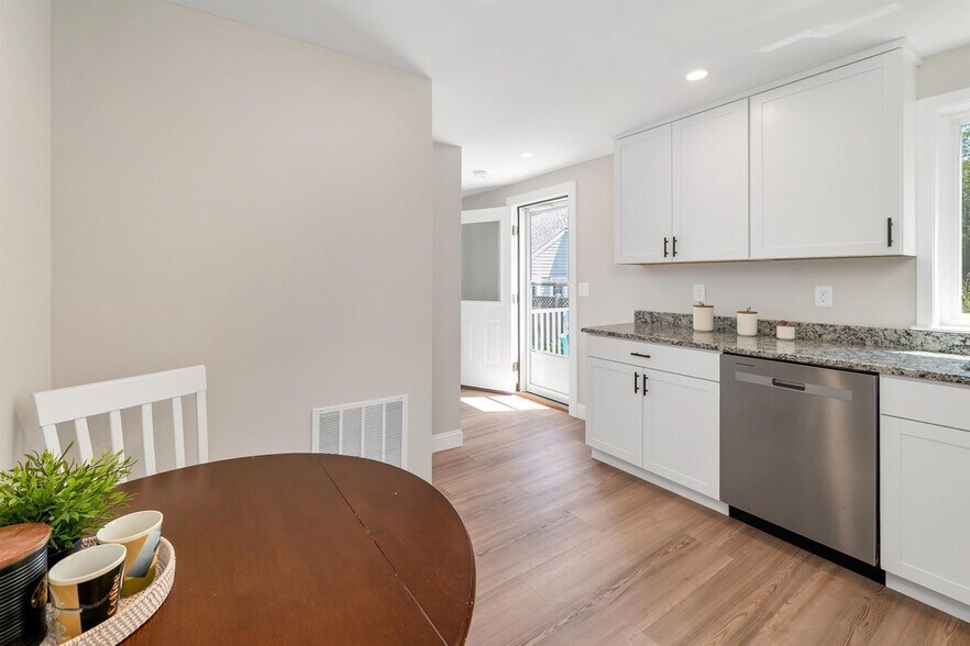 Building Photo - 3 Madison St