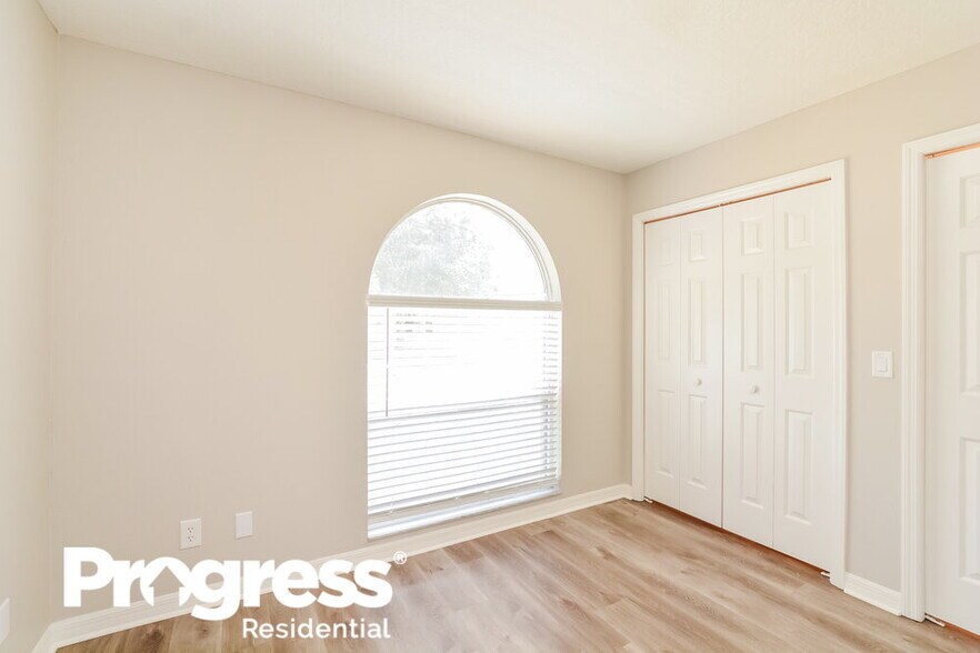 Building Photo - 909 Vassar Dr