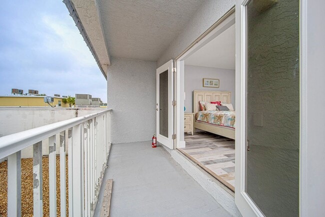 Building Photo - AVAILABLE MARCH 15TH 2026 -Downtown Flagler Beach Furnished 3 bedroom 1 bath!