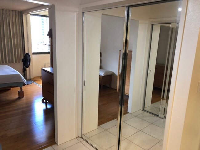 Building Photo - Conveniently Located, Beautifully Updated ...
