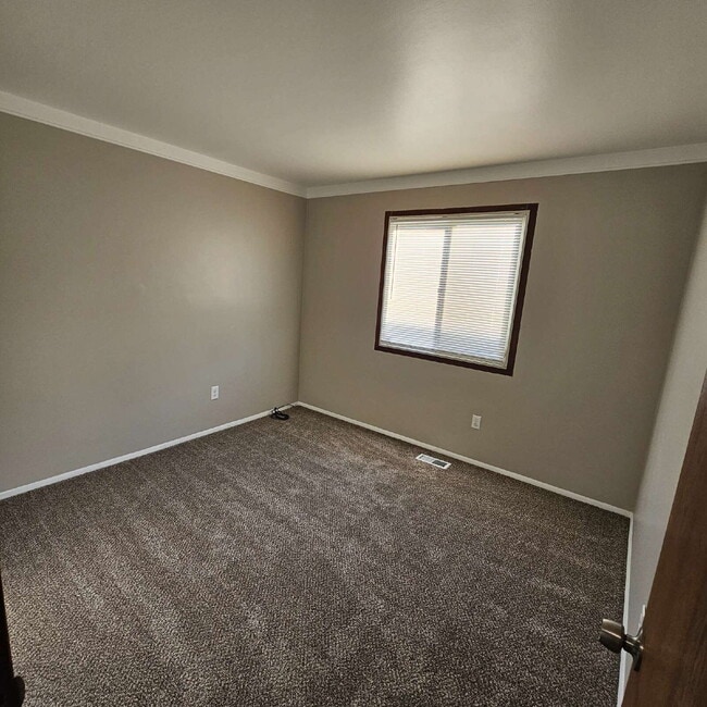 Building Photo - 3 Bedroom Ranch, Eat-In Kitchen, All Appliances, Big Basement with Extra Storage, 2 Car Garage.