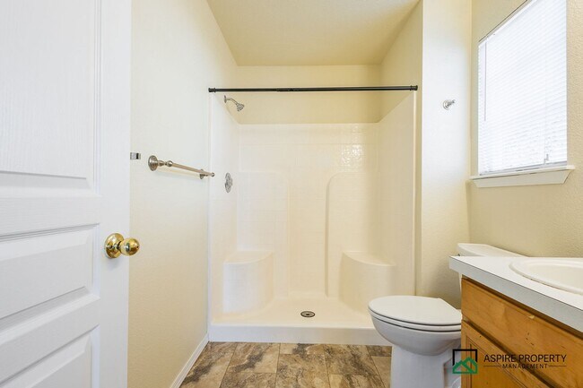 Building Photo - 3 bed 2 bath home