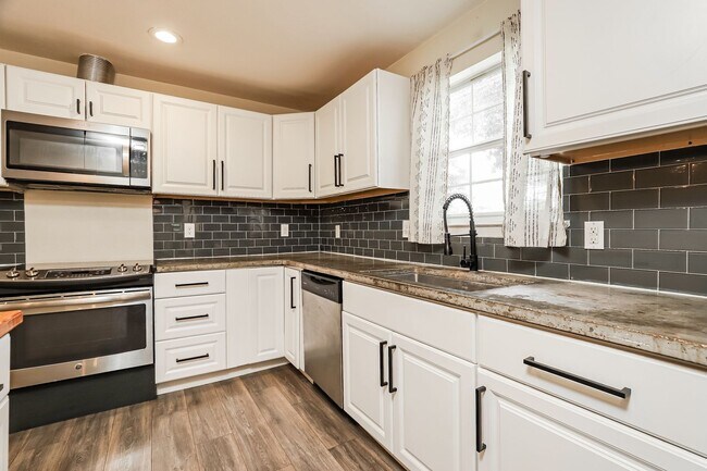 Building Photo - 3 bedrooms, HUGE yard, detached workshop & She shed, No HOA - Only 2 miles from Randolph AFB