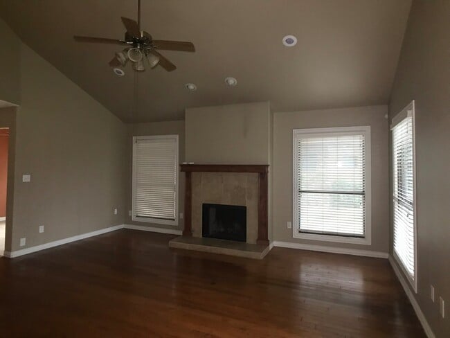 Building Photo - 3Bed/2Bath In Cimarron now Available!