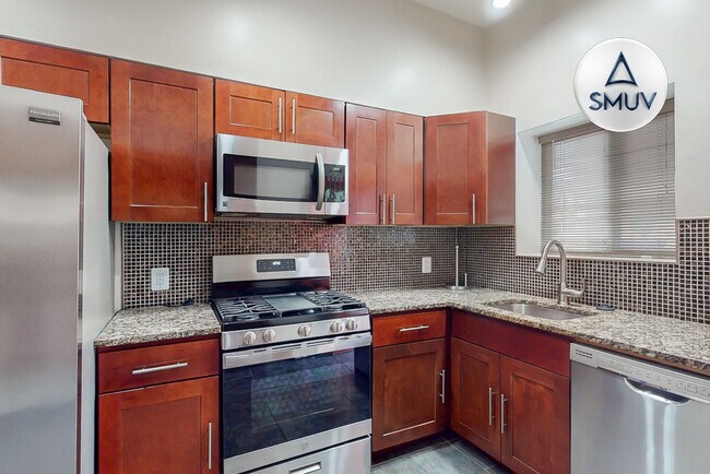 Building Photo - 2225 Brookfield Ave