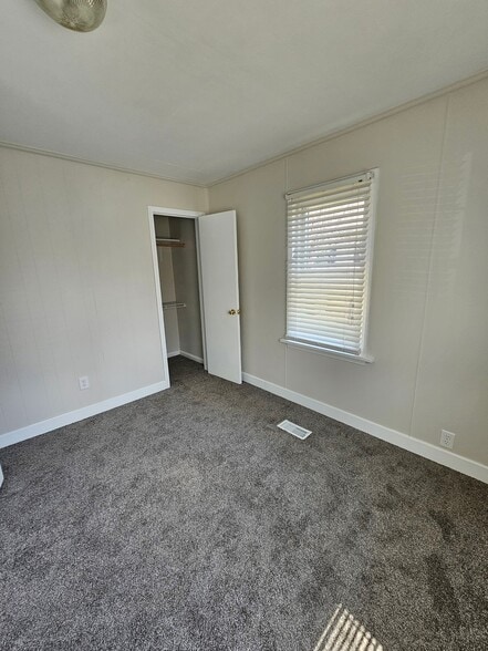 Building Photo - 2118 E 5th St