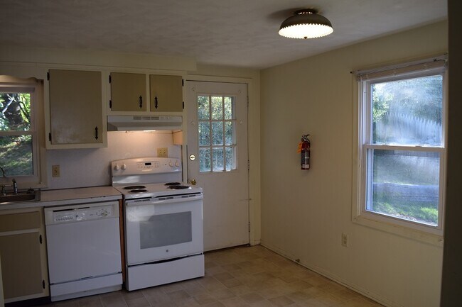 Building Photo - 104 Longmeadow Ln