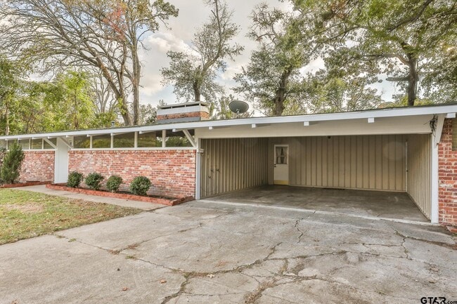 Building Photo - 3215 Fernwood Dr