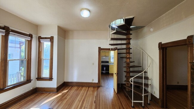 Building Photo - Charming House Near Providence