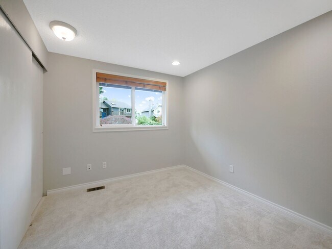 Building Photo - 3 Bed and 2 Bath Stunning Family Home is A...