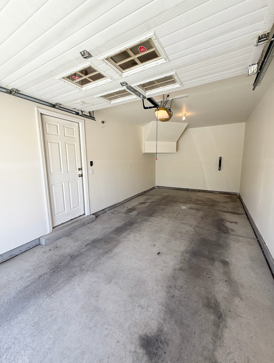 Attached Garage - 601 Menaul Blvd NE