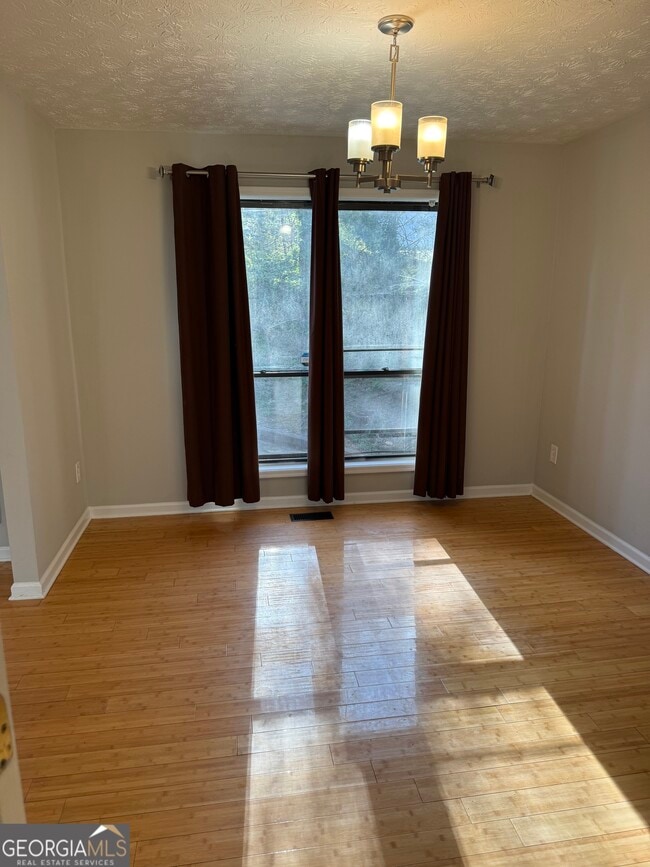 Building Photo - 82 Geraldine Dr SE