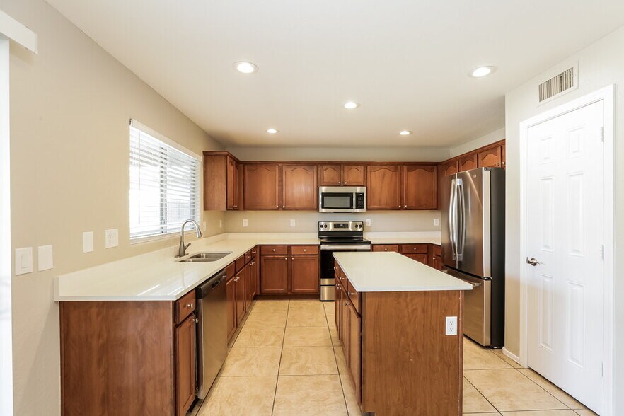 Building Photo - 6216 S 52nd Dr