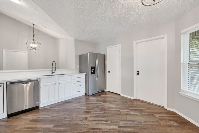 Building Photo - 15806 Pfeiffer Dr