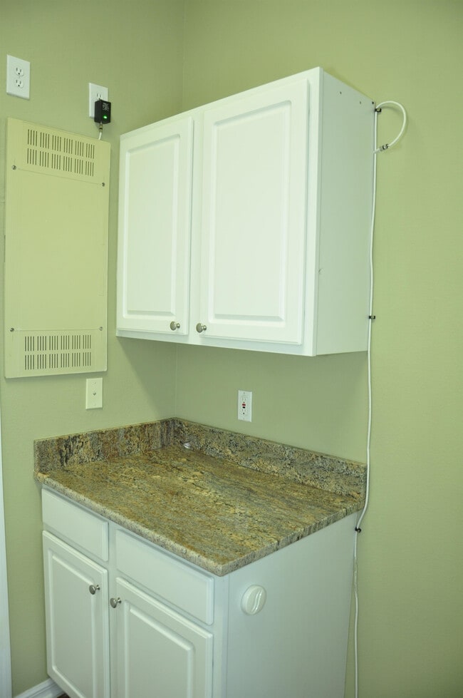 Building Photo - 607 Nadina Pl