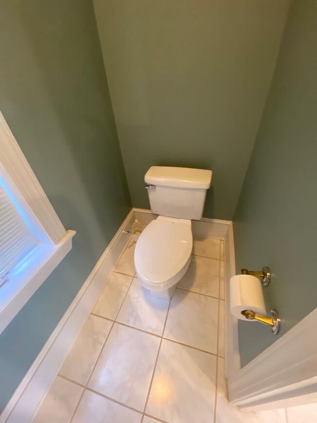 Building Photo - Beautiful 3 BR/2.5 BA Waterfront Home on Trent River!