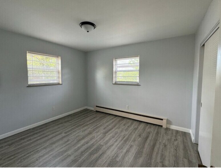 Building Photo - 2301 W Lawrence Ave