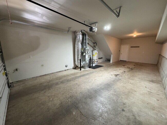 Building Photo - 3 Story Townhome in West Linn.