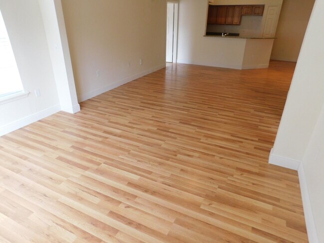 Building Photo - Large 2 Bed 2 Bath Fully Updated Condo, Ne...