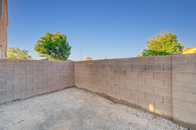 Building Photo - 1894 Versante Ave