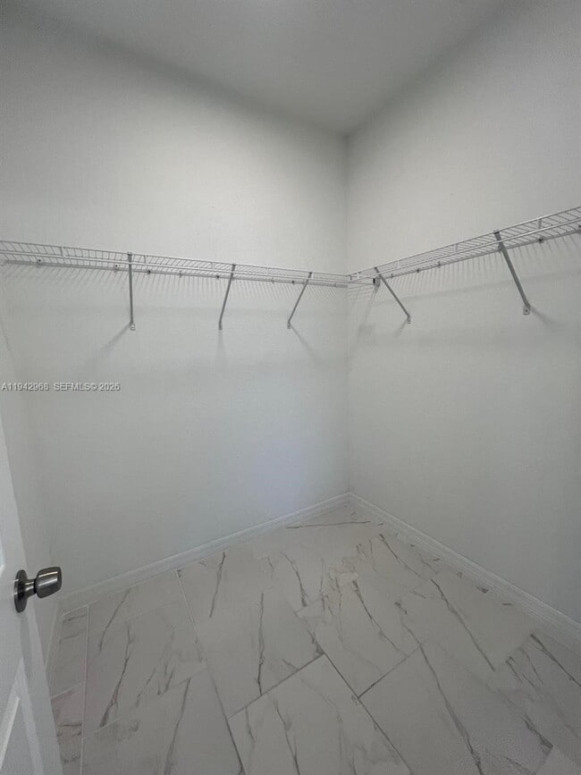 Building Photo - 475 Sunset Rd N