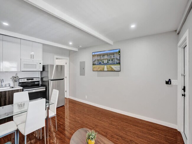 Building Photo - 906 N Riverside Dr