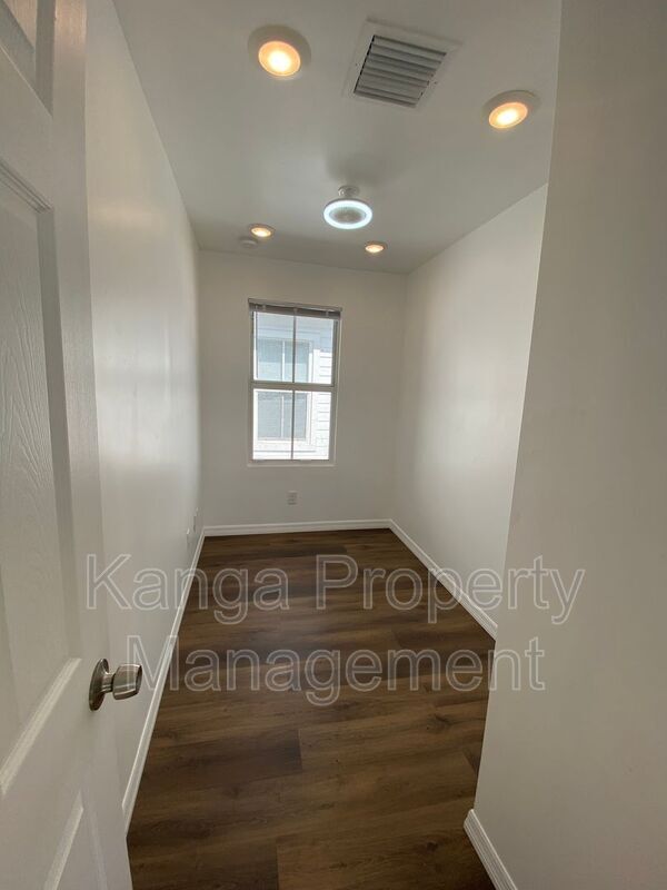 Building Photo - 641 6th St