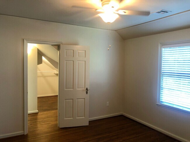 Building Photo - Stunning Midtown Home In Highly Desirable Bren Rose!