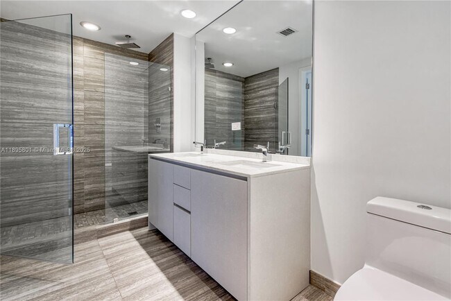 Building Photo - 1010 Brickell Ave