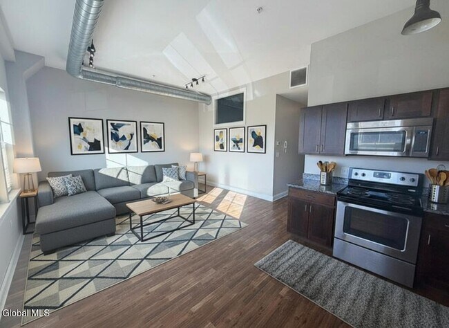 Building Photo - 733 Broadway