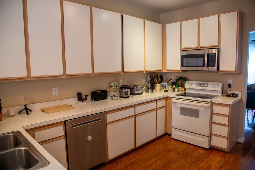 Building Photo - 2723 Sterling Park Dr