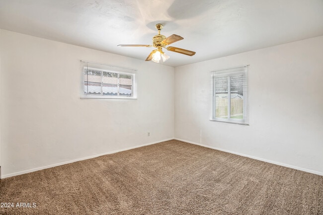 Building Photo - 922 E Orange Dr